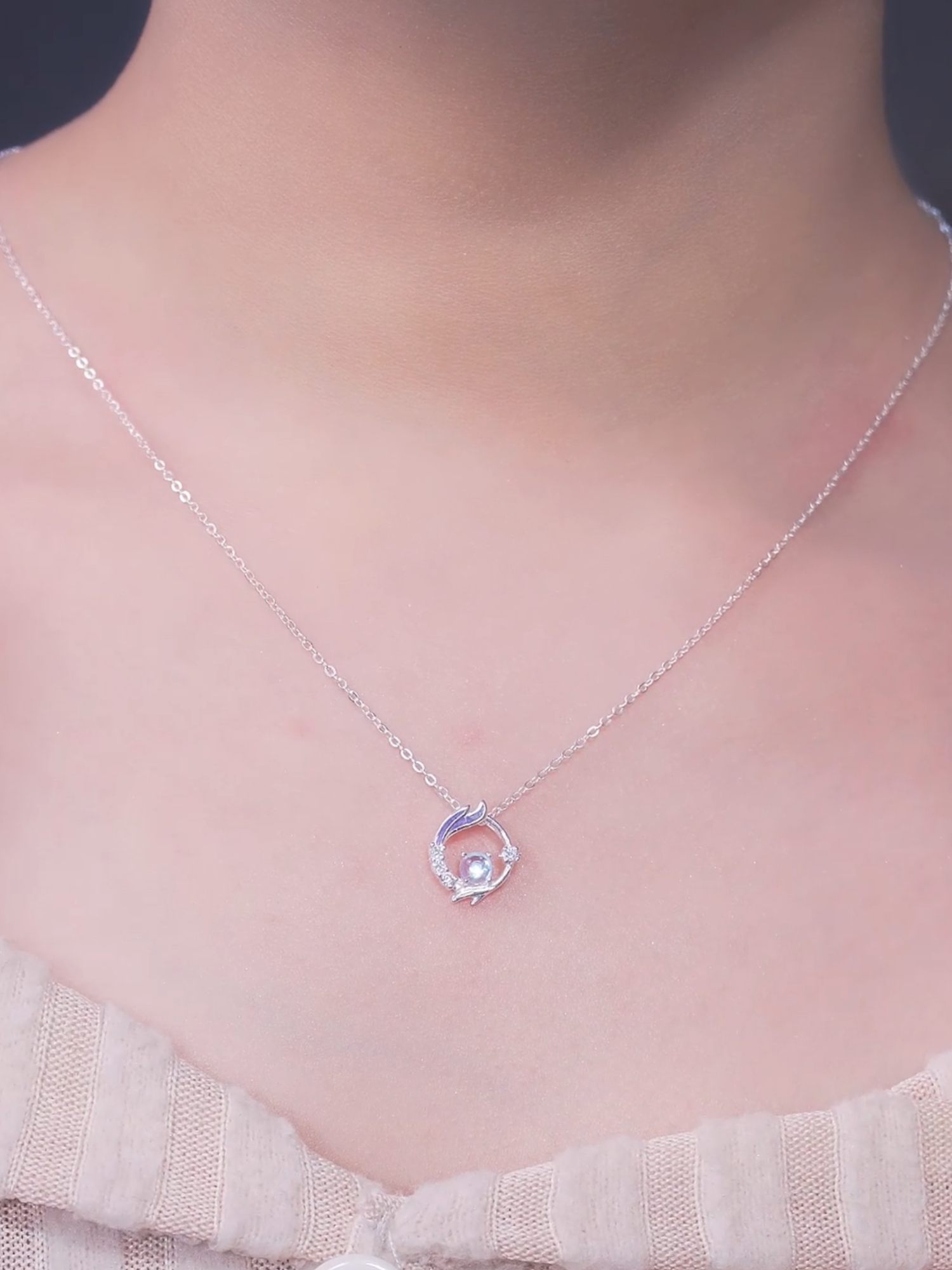 Một cô gái, một chút lấp lánh, một chất riêng không thể sao chép. Dây chuyền TLEE mặt đuôi cáo mặt đá Moonstone nữ tính🌈#tleejewelry #lactaybactlee #daychuyenbactlee #nhanbactlee #khuyentaibactlee #lacchanbactlee #nhandoibactlee #trangsucbac