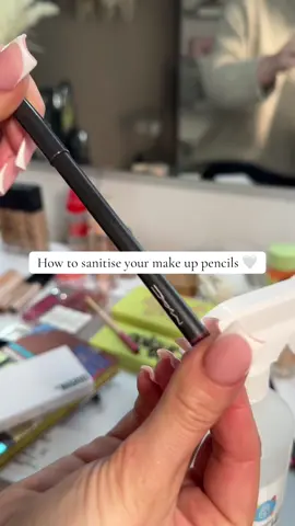 I saw a post about people THROWING AWAY their pencils after each use and i actually couldn’t believe people were doing this!!! This literally takes 30 seconds and you will have clean and safe pencils ready for your next client! 🤍 #makeupkit #cleanmakeup #CleanTok #makeup 