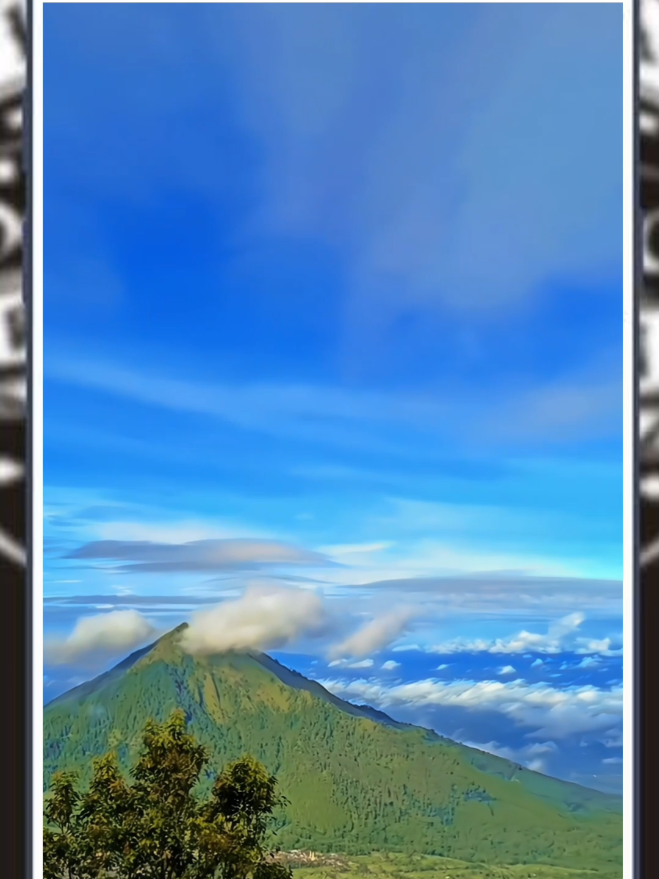 this is gunung Telomoyo #telomoyomountain #magelang #wisatamagelang #gunungindonesia  #jawatengah #gunungtelomoyo #pesonaindonesia #fypppppppp 