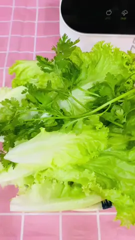 🌟 BẢO VỆ SỨC KHỎE GIA ĐÌNH CÙNG MÁY KHỬ KHUẨN GUME GM-6996 🌟 🛡️ Thanh lọc kép – Sạch khuẩn tuyệt đối 💧 Với 2 đầu lọc riêng biệt cho thực phẩm sống và rau củ, máy khử khuẩn Gume GM-6996 sử dụng công nghệ điện phân Hydroxyl tiên tiến để loại bỏ 99,99% vi khuẩn và dư lượng thuốc trừ sâu, đảm bảo vệ sinh an toàn thực phẩm cho gia đình bạn mà không lo lây nhiễm chéo. 🍅 Làm sạch mọi loại thực phẩm 🌿 Máy khử khuẩn Gume GM-6996 có chế độ lọc riêng biệt cho từng loại thực phẩm: rau củ, thịt, và hải sản. Chỉ cần vài phút, thực phẩm sẽ sạch hơn, an toàn hơn và vẫn giữ trọn dưỡng chất, bảo vệ sức khỏe cho cả gia đình. ✨ Thiết kế thông minh, tiện lợi 📌 Treo tường hoặc đặt bàn, tiết kiệm không gian tối đa. 🔄 Đầu lọc tách rời – sử dụng linh hoạt cho mọi nhu cầu.