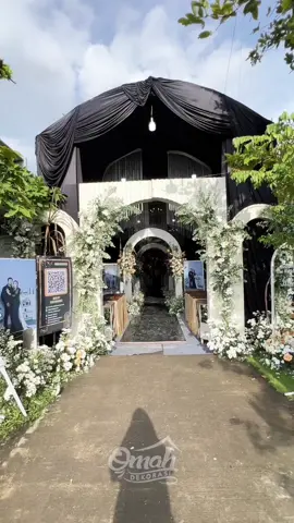 Setiap masuk venue pernikahan, pasti disambut gallery foto mempelai! ✨ #dekor #dekorasi #wedding #dekorasiwedding #gallryphoto 