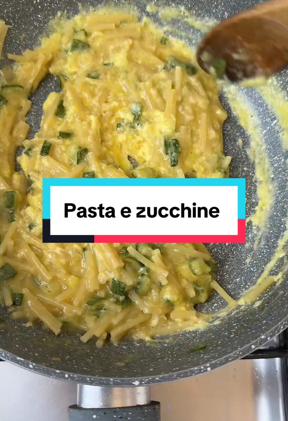 Pasta e Cucuzziello. Ingredienti: 1 zucchina Olio extravergine d’oliva Un po’ di cipolla 70 g di spaghetti spezzati Acqua q.b. 1 uovo Sale e pepe q.b. Parmigiano grattugiato q.b. Preparazione 1️⃣.In una padella, scaldate un filo d’olio extravergine d’oliva e fate soffriggere la cipolla tritata finemente. 2️⃣.Tagliate la zucchina a pezzetti piccoli, aggiungetela in padella e fatela rosolare bene. 3️⃣.Versate un po’ d’acqua e lasciate cuocere per circa 5 minuti. 4️⃣.Nel frattempo, spezzettate gli spaghetti. 5️⃣.Aggiungete un altro po’ d’acqua nella padella, unite gli spaghetti spezzati, salate e cuocete per il tempo indicato sulla confezione, aggiungendo acqua se necessario. 6️⃣.In una ciotola, sbattete l’uovo con sale, pepe e abbondante parmigiano. 7️⃣.Quando la pasta è cotta, versate l’uovo sbattuto nella padella e mescolate velocemente finché non si rapprende. 8️⃣Servite subito con un’ulteriore spolverata di parmigiano, se gradito. Facil, veloc e tropp sapurit… e comm è semp, bon appetit! #lericettedinatascia #lericettedinatty #pastazucchine #pastazucchineuova #zucchine #pastaitaly #pasta #nattyricettenapoletane