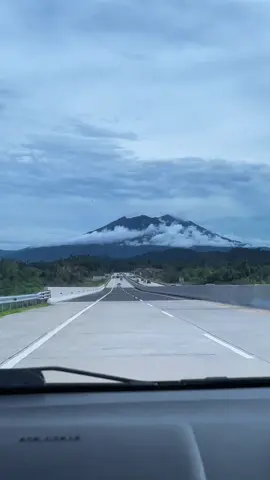Gunung Tandikek view from Tol Padang-Sicincin MasyaAllah🥹🤍 #tandikek #tolpadangsicincin #wonderfulindonesia 