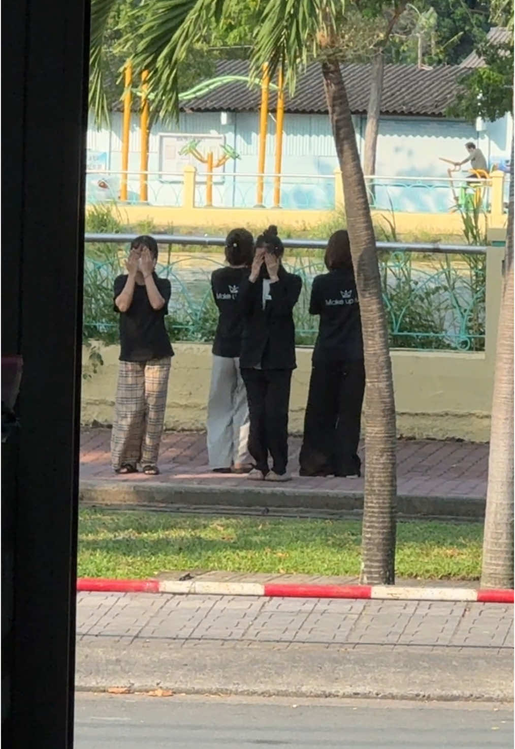 nhảy có xíu mà bị chục người quay lén :))) #viral #xh #nhảy #makeupmin 