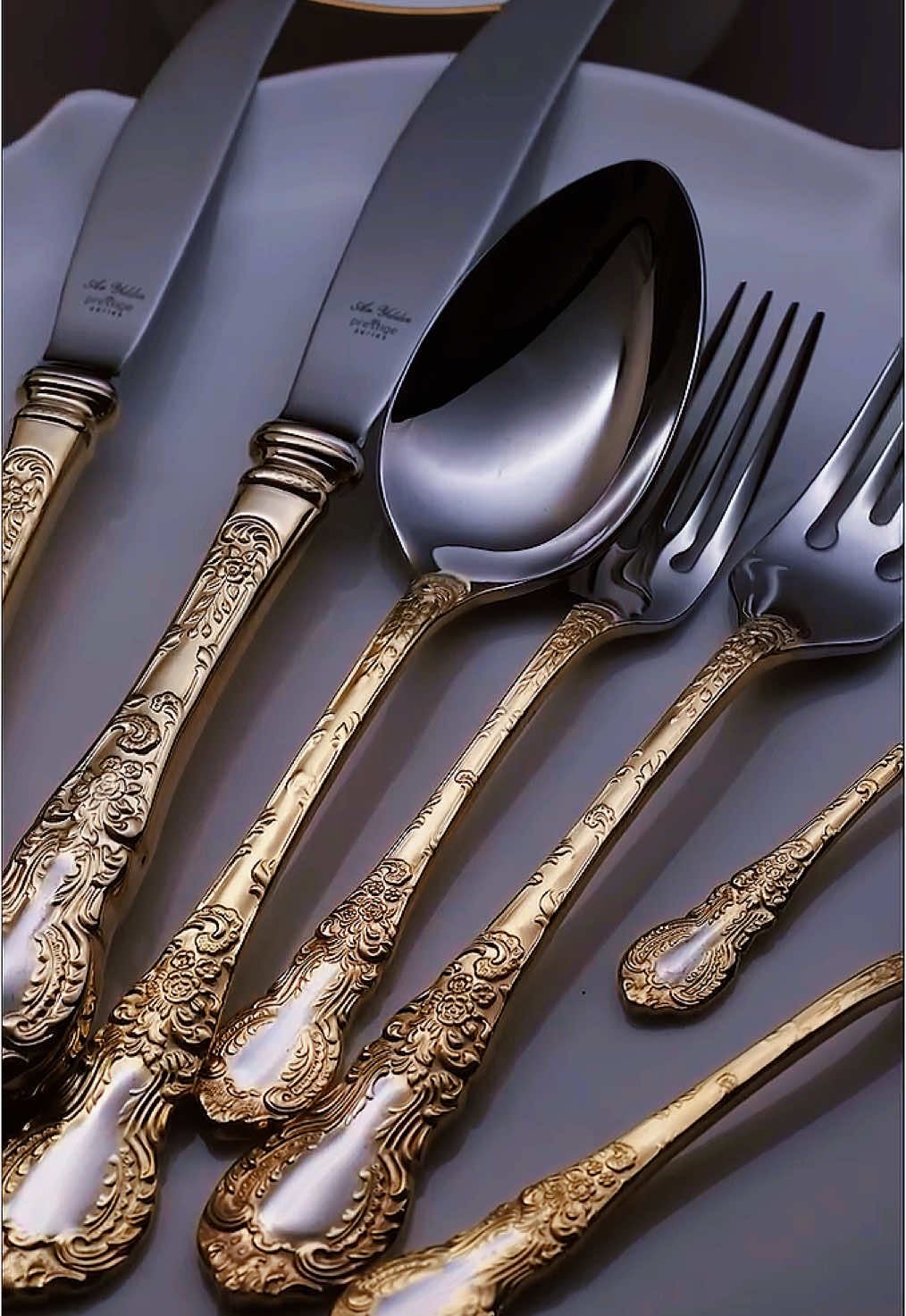 Aryıldız Çırağan Antik Seri Plus 84 Parça 12 Kişilik Çatal Kaşık Bıçak Takımı 🍴✨, modern tasarımı ve parlak yapısıyla sofralarınıza şıklık katıyor. 🍽️💎 Dayanıklı paslanmaz çelikten üretilen bu set, uzun ömürlü ve zarif bir kullanım sunar. 🌟 #aryıldız #çıragan #gold #altın #çkb #çatalkaşıkbıçak #takım #ceyiz #çeyiz #çeyizhazırlığı #çeyizlikürünler #ceyizlik 