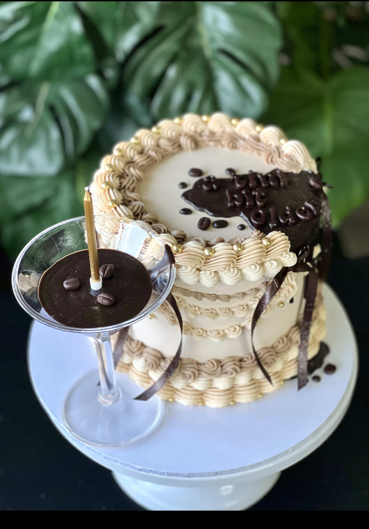 Finallyyyy made a martini cake and she’s a stunner 🍸 Thankyou to all the Kuties who helped me decorate it on live!! 🫶🏾 . . . #kutiwacakes #cake #caketok #caketiktok #cakedecorating #manchester #manchestercakes #espressomartini #espressomartinicake #atinibitolder #vintagecake #piping #satisfying #dripcake #30thbirthday #cakevideo #fyp #creativecakes #pipingvideo 