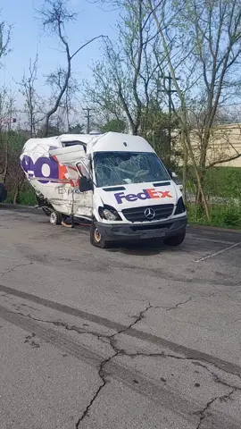 así que do una Ban de FedEx al aser impactado por un trailer . esto es una experiencia para tener conciencia de ayque tener mucha precaución en las carreteras y no distraerse para nada .