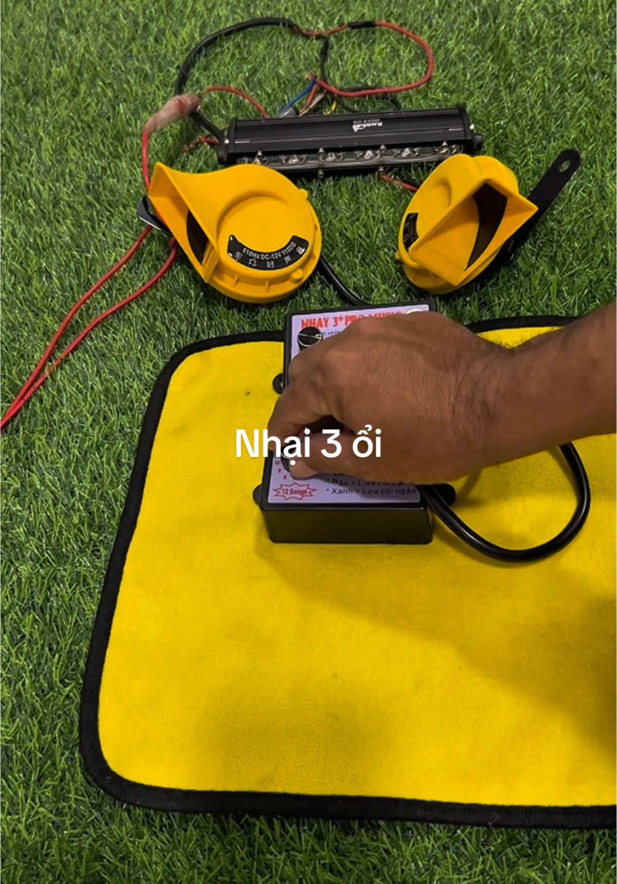 Bộ điều khiển nhại còi 3 pro 12 âm thanh . Điện 12v-24v . Dùng được cho cả xe máy . Dùng trên còi điện . Còi hơi . Còi chim . Còi điện sinh hơi #thinhhanh #xuhuong #doxecunguyen #nhai #nhaicoi #nhai3pro #nhaihoi 