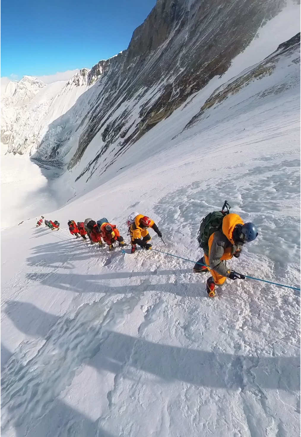 Everest – The climb from Camp 3 to Camp 4 ⬇︎  This section is the Lhotse Face, a steep and icy slope. At 8,000 meters, Camp 4 is in the 'Death Zone,' where the lack of oxygen makes every step a challenge. This is where climbers truly test their limits. Reaching Camp 4 is a huge milestone, but the final ascent is just ahead. #everest #mounteverest #mountain #climb #mountaineering #nepal #himalayas #fypage #fyp 