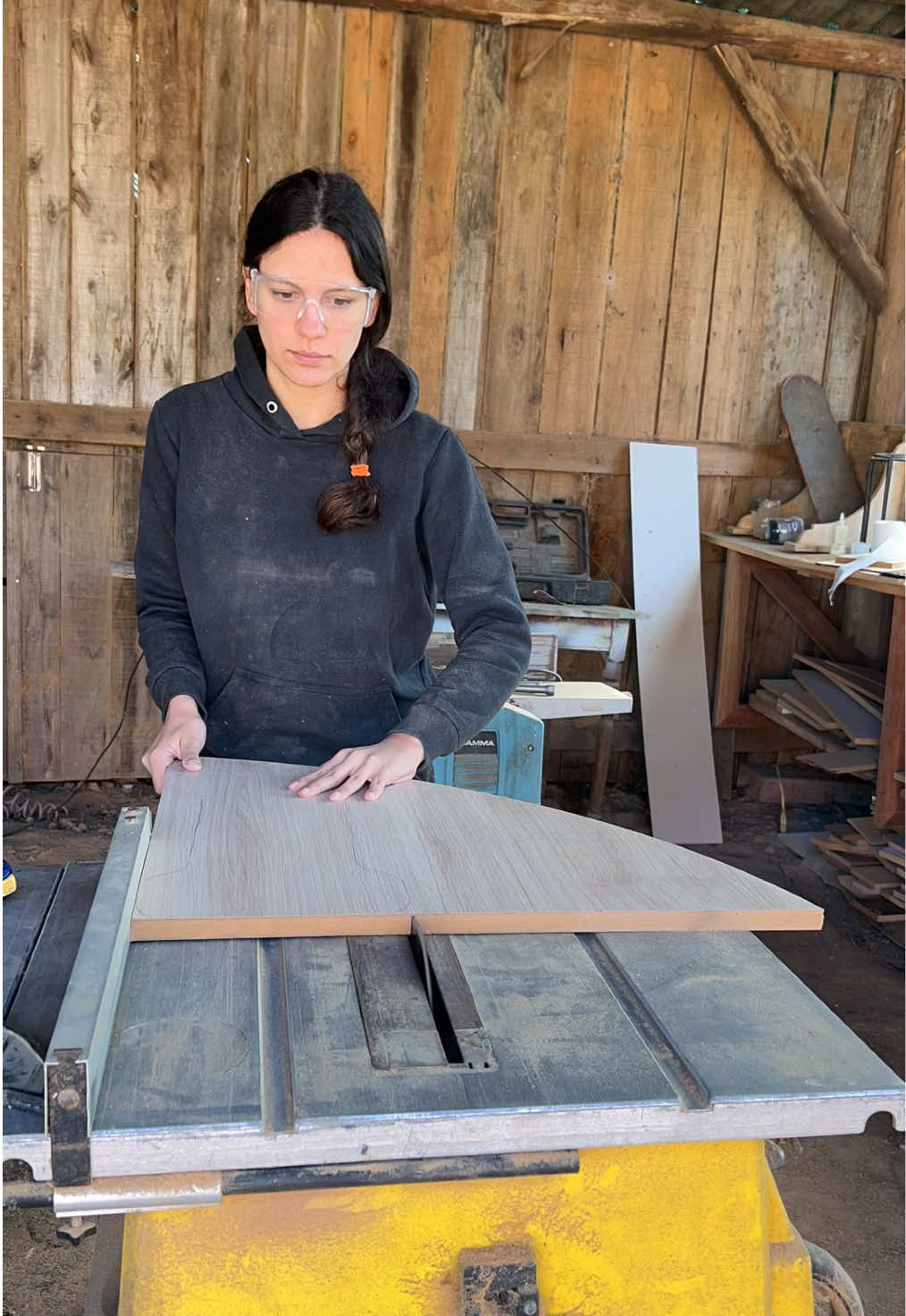 Cortando as prças da lambreta 🛵🛵🛵 #marcenaria #marcenariacriativa #FeitoÀMão #ArteEmMadeira #gabarito #marcenaria #dicademarcenaria 