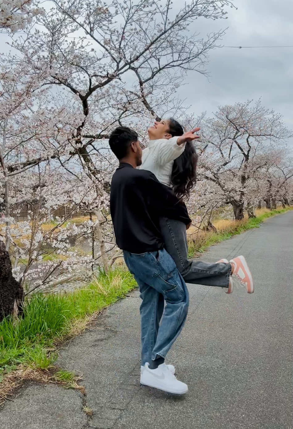 කොට වුනාට දැන් ඉස්සර වගේ නෙවෙයි බරයිලු ..... එහෙම කියලා තමයි video එක ගත්තෙ 🤭🤭🤭 #CapCut #fypシ゚ #newtrendingvideo #日本 #srilanka #srilankan_tik_tok🇱🇰 #nimesh_boy #together #husbandwife #foryou #Love #lovely #couple #お花見 #花見 #さくら #🌷🌸