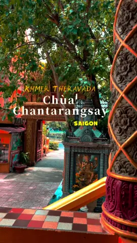 Chùa Chantarangsay, còn được gọi là Chùa Candaransi, là một ngôi chùa  Phật giáo Nam tông Khmer đầu tiên được xây dựng tại Sài Gòn - Gia Định, mang ý nghĩa quan trọng trong đời sống văn hóa và tín ngưỡng của cộng đồng người Khmer tại thành phố. Lịch sử hình thành:Chùa được thành lập vào năm 1946 bởi cố Hòa thượng Lâm Em, một vị sư người Khmer quê ở Sóc Trăng. Ban đầu, chùa chỉ là một căn nhà sàn đơn sơ trên một bãi bồi ven kênh Nhiêu Lộc. Đến năm 1949, ngôi chánh điện bằng bê tông được xây dựng và hoàn thành vào năm 1953. Trong giai đoạn 1967-1969, chùa tiếp tục được mở rộng với việc xây thêm Sala, am, liêu, trường Pali và tháp, hoàn thiện tổng thể kiến trúc chùa trên diện tích khoảng 4.500 m². Kiến trúc đặc trưng:Chùa Chantarangsay mang đậm nét kiến trúc Khmer truyền thống với những đặc điểm nổi bật như: Chánh điện xây theo hướng chính Đông, tượng trưng cho hướng mặt trời mọc và sự giác ngộ của Đức Phật. Hình tượng rắn Naga xuất hiện trên đỉnh mái, cửa sổ và lan can, biểu trưng cho sự bảo vệ và che chở trong văn hóa Khmer. Các bức phù điêu, tượng trang trí được chạm khắc tinh xảo, thể hiện nghệ thuật điêu khắc độc đáo của người Khmer. Vai trò và hoạt động:Ngoài chức năng là nơi thờ tự, chùa Chantarangsay còn là trung tâm sinh hoạt văn hóa, giáo dục và tín ngưỡng của cộng đồng Khmer tại TP. Hồ Chí Minh. Chùa thường xuyên tổ chức các lễ hội truyền thống như Tết Chol Chnam Thmay, lễ hội Ok Om Bok, thu hút đông đảo Phật tử và du khách tham gia. #chuaChantarangsay #chuachantarangsay🇰🇭 #chuaCandaransi #chuaquan3#chuaquan3chanrasay# #khamphasaigon #chua #chuaKhmer