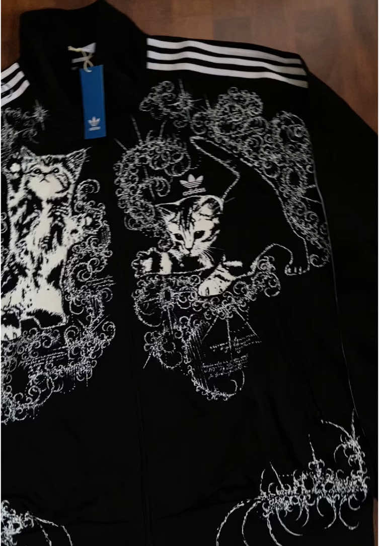 Custom my “adidaskitty”#CapCut#custom #customadidas#cat#kitty#adidaskitty#customtie #adidas #sigilism #ukraine🇺🇦 #fyppppppppppppppppppppppp #adidascap #pisyapopa 