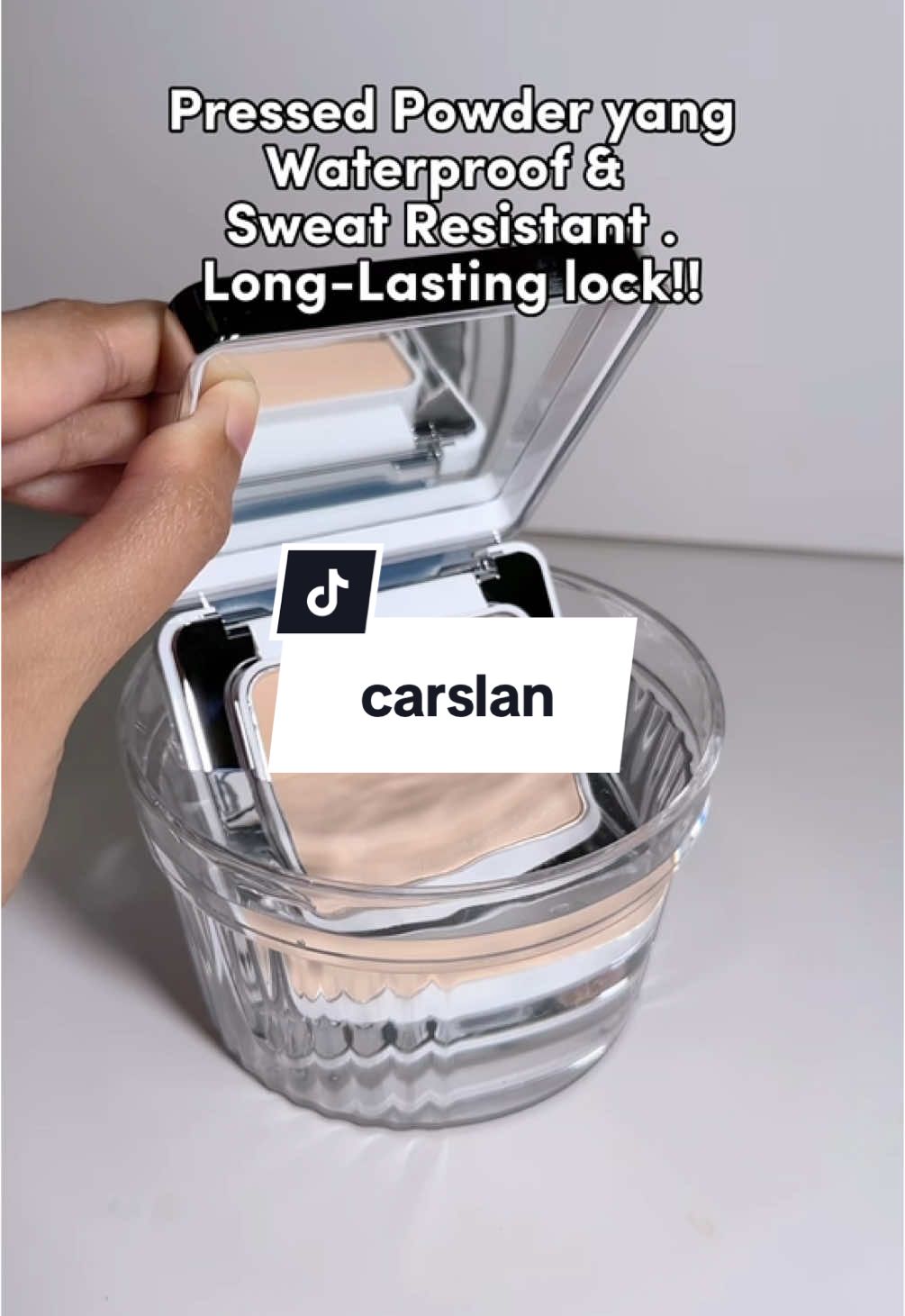 pressed powder paling berbal0i b€li. lightweight texture, matte finishing n paling best ada sunscreen sekali. korang try lah. tekan bag kuning tau.  #carslan #carslancosmetics #pressedpowder #compactpowder #sunscreen #powdersunscreen #makeup 