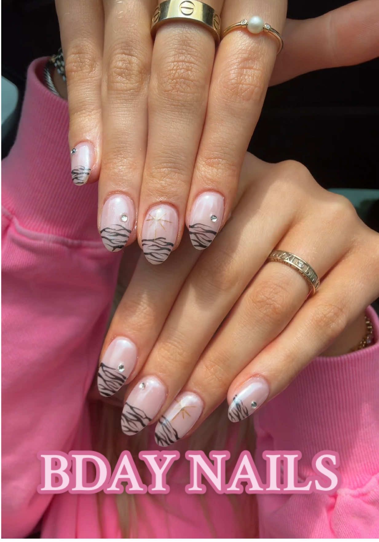 thank you @rileysaurage for the inspo hehe. 🤍🤍 @Pham Ngoc Lam  #nails #nailinspo #zebranails #chromenails 