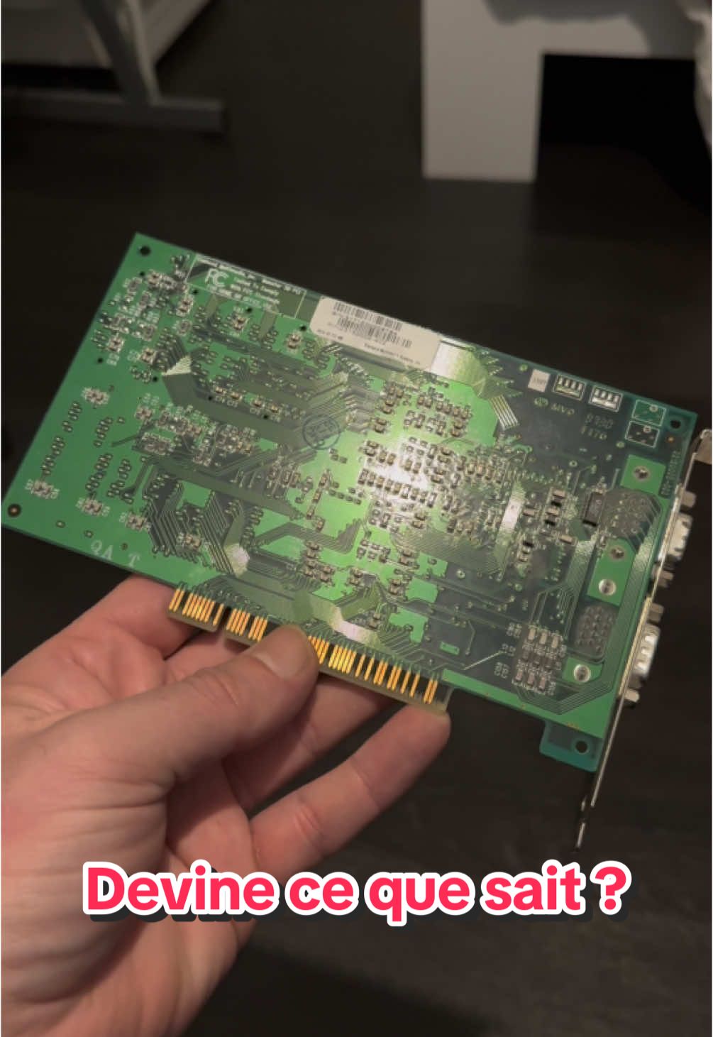 Je vous présente une carte d’extension pour PC datant de 1997. Cette pièce vintage a joué un rôle clé dans l’évolution des graphismes informatiques. Sa conception innovante a permis d’améliorer considérablement les performances visuelles des ordinateurs de l’époque. Saurez-vous deviner de quel composant il s’agit ? Hashtags : #DevinezLeMatériel #RétroTech #Années90 #HardwareVintage #Technologie #PCGaming #HistoireInformatique #Geek #Nostalgie #Informatique
