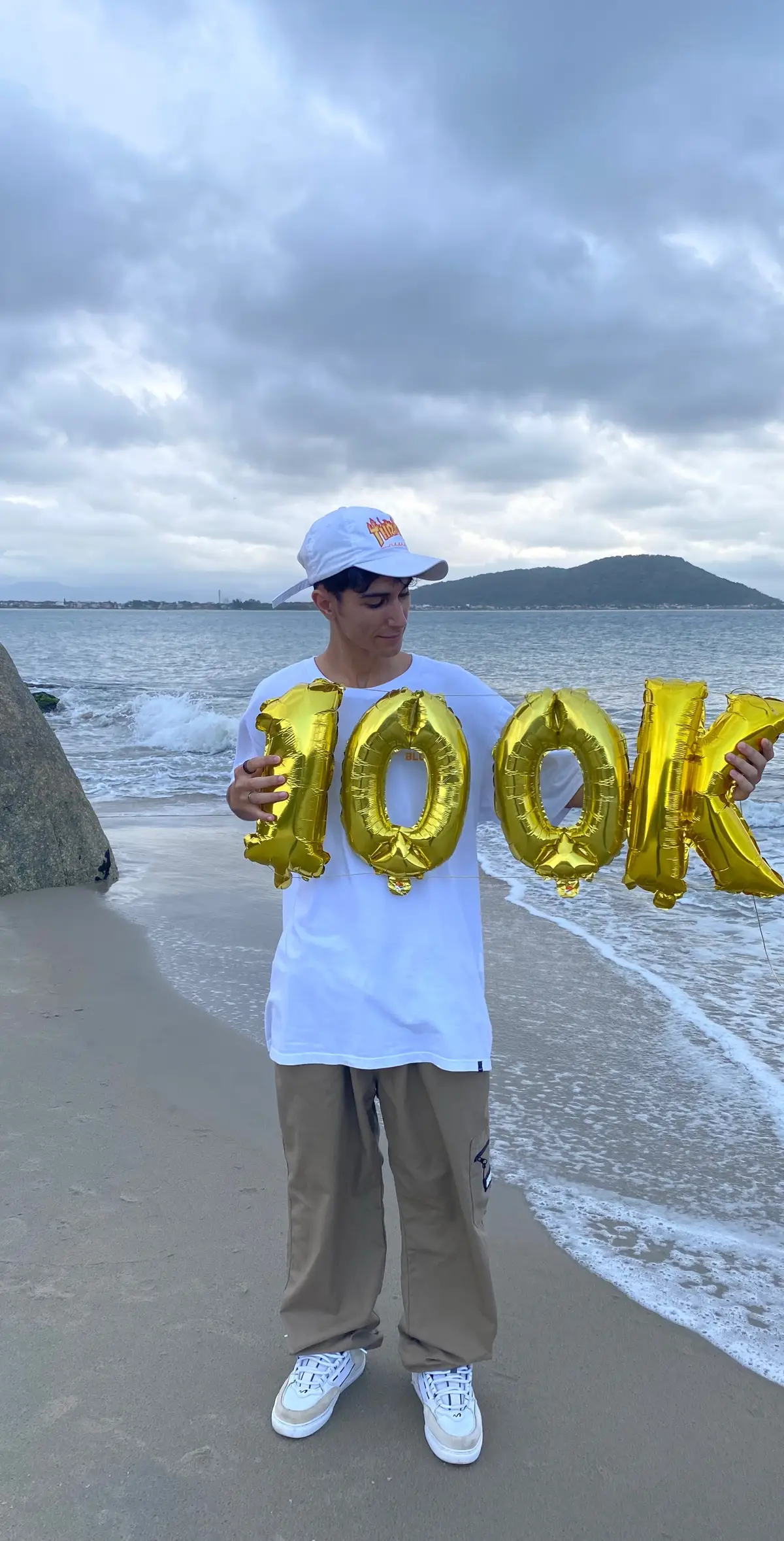 Enfim o grande dia chegou!!! Somos 100k🥹 no Instagram. Senhoras e senhores, não sei nem como agradecer cada um de vcs por essa conquista que venho batalhando nesse últimos 2 anos… mais o importante é que cada um de vocês acreditaram em mim e me ajudaram a chegar onde eu cheguei hoje… Primeiramente! Senhor meu Deus muito obrigado pela oportunidade desse seu filho conquistador suas metas e Segundo! Gratidão a todos por me ajudar até aqui e que venha muito mais até porque o céu é o limite!!! GRATIDÃO IMENSA ☕️🗿