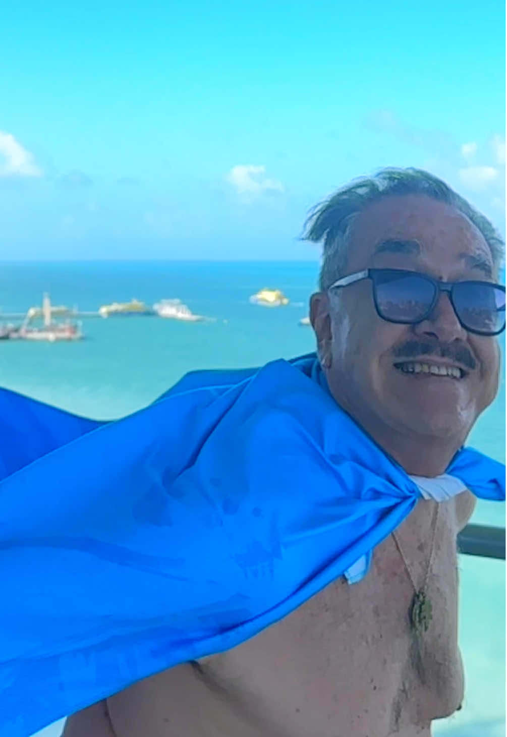 ¡Hay un nuevo super héroe en Cancún! @viajeslili 🦸🏻🌴🌊 #pedritosola #pedrosola 