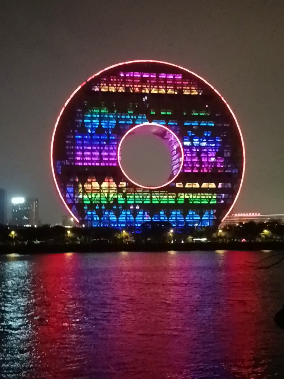 แสงสีจัดเต็ม😲🌆 ตึกโดนัท Guangzhou Circle Nanpu Jinxiu Peninsula Pier (Ferry Station) 南浦锦绣半岛码头(轮渡站) #แสงสีเสียง #guangzhou #china #จีน #กว่างโจว #Circle #circles #nightlife #nightlight #nanpu #jinxiu #peninsula #pier #ferry #station #ฮิตในtiktok #กระแสฮิตในtiktokวันนี้ #amazing #tiktokพาเที่ยว #10องศา #อากาศหนาว 