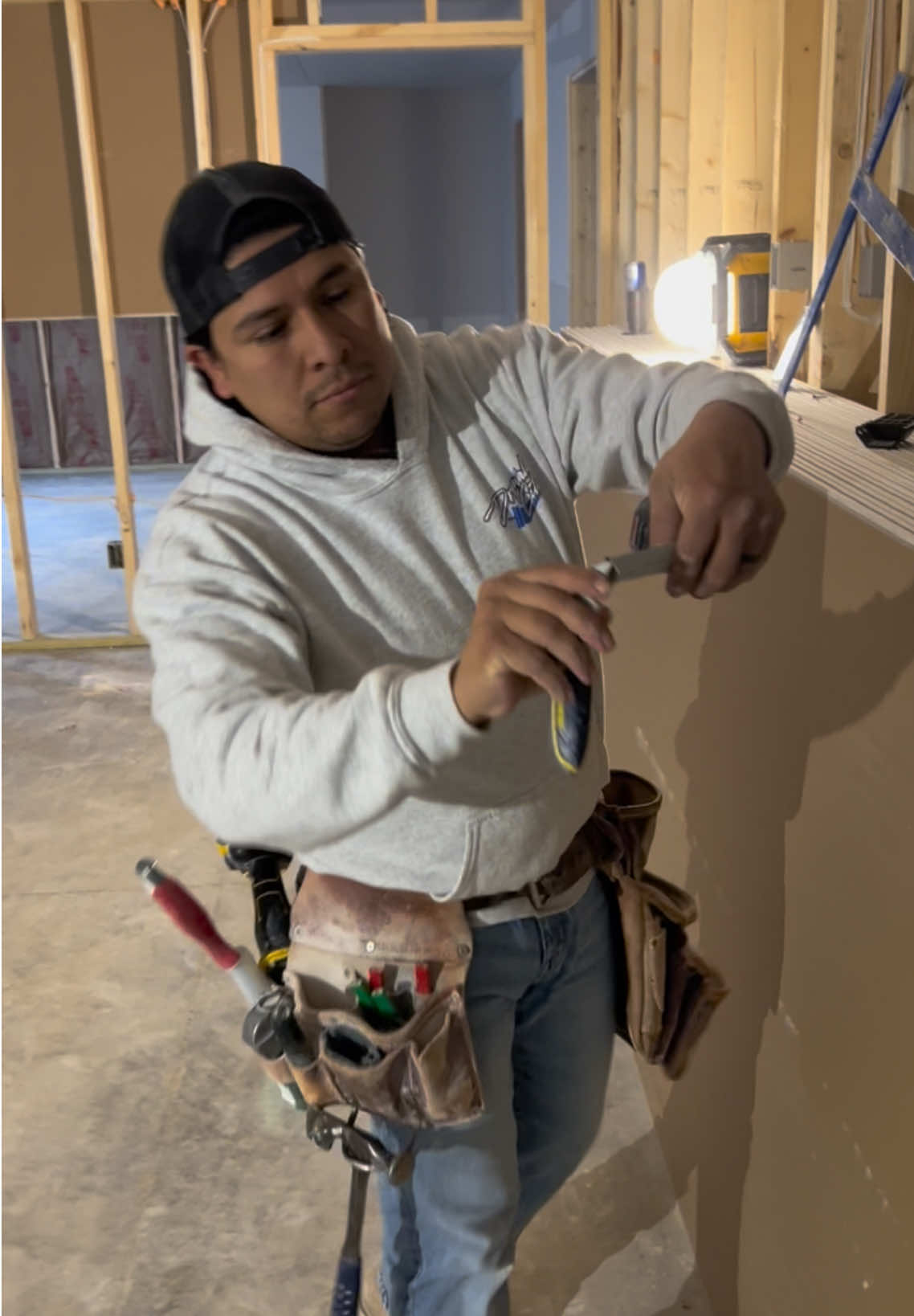 Drywallogist…. #contrerasdrywall #drywaller #drywallogist #drywallogy #drywall #drywallhacks #drywallpatch #drywallhanger #drywallfinisher #dewalt #dewaltrouter #dewalttools 