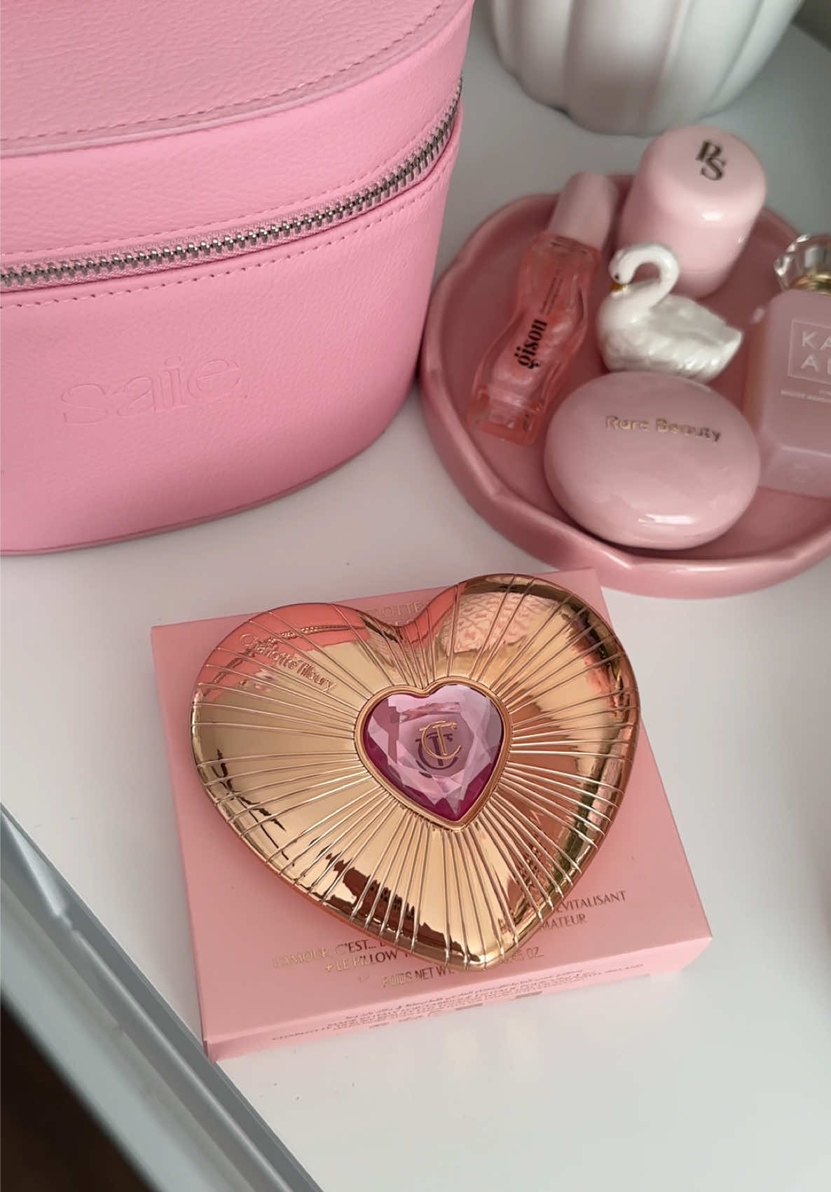 prettiest packaging ever🪞💗 i love all the small detail✨@Charlotte Tilbury (this is in the shade flawless pink)🫶🏼 #charlottetilbury #pink #girlytok #makeuptok #pinkaesthetic #girlythings #retailtherapy #blush #pinktok #flawlesspink #imjustagirl 