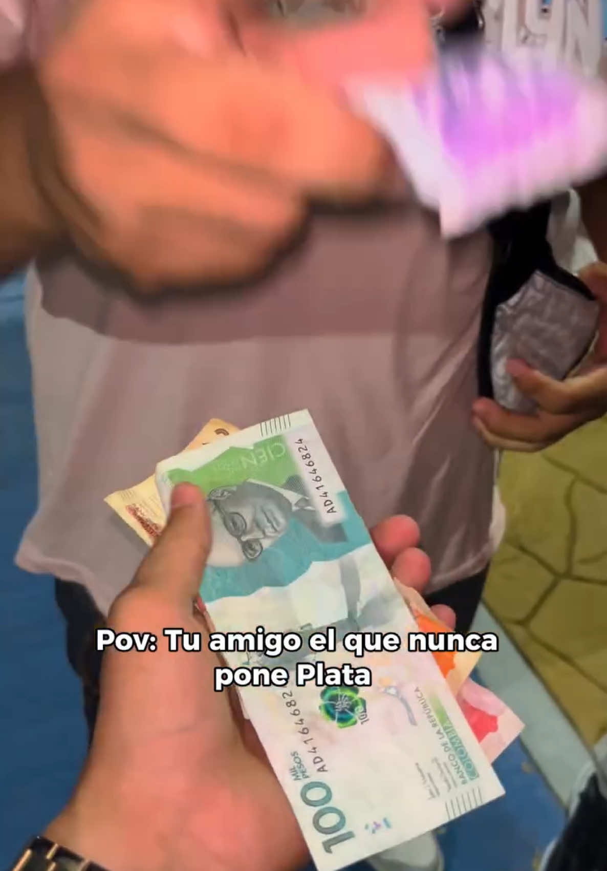 Todos tenemos ese amigo , y es el que más come 🤣#Amigos #paratii #tacaño #dinero 