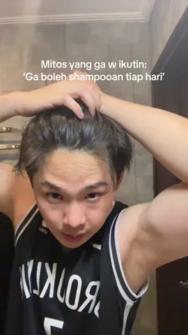 Tipe kulit kepala gue ternyata masuk kategori ‘SANGAT berminyak’. Ketika w ga keramas tiap hari, ketombe gw ga sembuh-sembuh dan lepek setiap hari. Ternyata pas gue ke klinik khusus permasalahan rambut, w di diagnosis kena dermatitis seroboik. Waktu ditanya dokter “kamu keramas berapa kali seminggu?” Dan w jawab “2-3 hari sekali dok” w langsung diomelin karena harusnya w keramas tiap hari. Setelah w keramas tiap hari dan pake obat dari dokternya, w dah bebas ketombe. Sekarang tinggal maintain pakai shampoo anti ketombe (selsun biru) dan keramas tiap hari. Semua tergantung kondisi ya gaes, sama seperti kulit wajah, kulit kepala juga ada tipenya. Know yourself more, jangsn telan mentah-mentah semua informasi, tapi mengabaikan tanda yang udah ditunjukkan dari badan kalian. #hair #mitos 