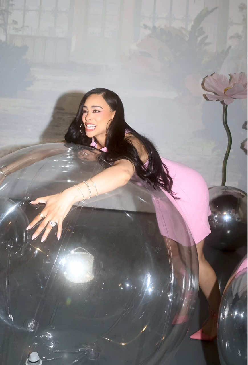 I am shooketh over @Kérastase new Gloss Absolu glaze drops. Come to the pop up in NYC April 5th to see the hype 💗 #Kerastase #KerastasePartner #GlossAbsolu #GlossandGlaze #LiveYourLifeInGloss