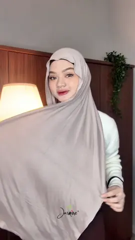 Beneran sihh..warna sandbeige ini emangg cantikk, biar lebih senada lagi yuks pake ciput tali dari jasmine karena bahannya sama kaya pashmina biar lebih kece🤗 #pashminajasmine #pashminakaos #ciputninja #hijabtutorial 