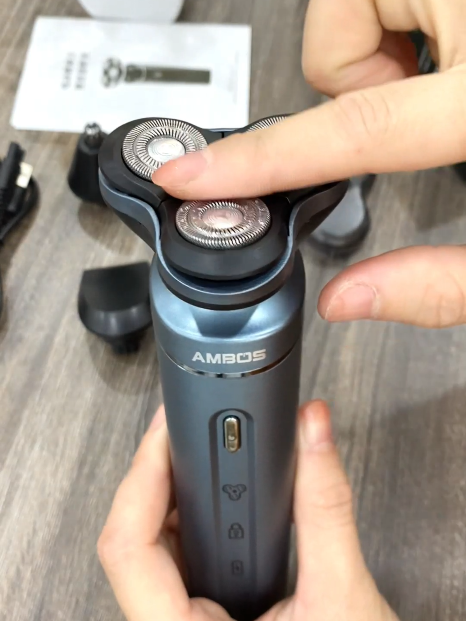 Máy cạo râu 3 đầu gồm cạo râu, cắt tóc và tỉa lông mũi nhanh chóng tiện lợi tại nhà. Mua 1 được 3, tháo lắp dễ dàng. Bảo hành toàn quốc. #maycaorau #caorau #caoraunam #daocaorau #daocaorautienloi #caorau3dau #cattoc #tialongmui #caorauambos #ambos #x9 #fivemartvn