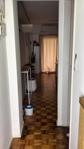 Así reacciona mi gatito al cambiarme 