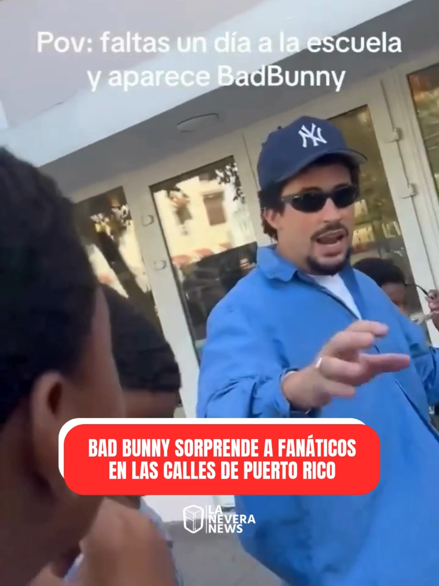 Bad Bunny compartió con algunos de sus fanáticos en las calles de Puerto RIco 🇵🇷 El artista número uno en el mundo se encontró con un grupo de fans que iban camino a estudiar y les dio una gran sorpresa tomándose una foto y compartiendo con ellos durante unos minutos 😱 - - - #badbunny #badbunnychallenge #badbunnypr #badbunnycalvinklein #badbunnybaby #badbunnyfans #badbunnyconcert #BadBunnyVibes #badbunnytour #badbunnydtmf #dtmf #eoo #eoobadbunny #reggeaton #ElConejoMalo #conejomalo #laneveranews