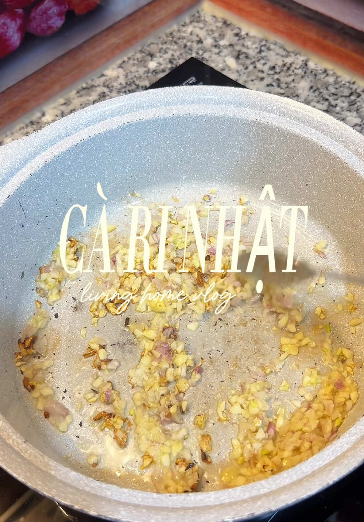 Lâu lâu thèm vị Nhật, lôi ngay gói Golden Curry ra nấu liền tay. Chỉ cần thêm thịt bò, khoai tây, cà rốt… là có nồi cà ri thơm đậm vị, sánh mịn cực cuốn. Mình có để trong giỏ hàng nha 😋 Nấu thì nhanh, mà ăn thì “ngon tới giọt cuối cùng” luôn! Team mê cơm cà ri điểm danh nha! #GoldenCurry #CariNhat #ComNhaLaNhat #NauAnTaiNha #JapaneseCurry #HomemadeFood #FoodTokVN #MonNgonMoiNgay #VuongNgocTran 