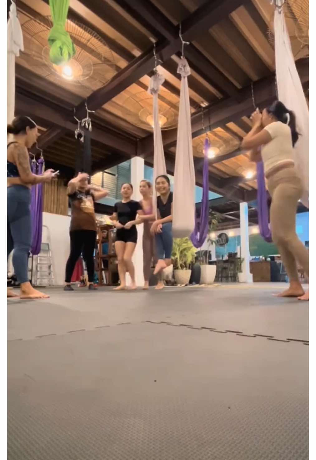 Aerial Flow - Fly Yoga for beginners 💚🙌 @dawatawellness