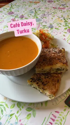 EDIT: kävelin siis kotiovesta ulos syömään tonne heti, en ulos ravintolasta. vitja että voi olla puhuminen vaikeeta välillä… Jaaha, Ooks jonkun sortin ruokainfluenssailija? Tai teeks muuten vaan jottain ruokakontenttiä eli kontsaa? Voitaisko tehdä niin että menisit Café Daisyyn tekemään sieltä jonkun videon? Siellä kun ollaan mun mielestä oikeella asialla. Eli annetaan maahanmuuttajataustaisille naisille eväitä omien kahviloiden ja ravintoloiden perustamiseen.  Koko Syömähommien alkuperäinen idea oli saada perseitä penkkiin just sellasiin paikkoihin mihin jengi ei muuten ehkä eksyis, kun meininki saattaa vaikuttaa liian eksoottiselta tai jotain. Niin tässä ollaan nyt asian ytimessä. Börek-piirakka oli vallan hyvää, juustokakku erinomaista. Kaikenkaikkiaan tuli lämmin olo sisälle kun passattiin niinkun ois ollu mummun ruokapöydässä. Ens keskiviikkona taas on lahmacun päivä. Ajattelin mennä käymään. Mut oispa hienoa jos ois tupa täys sillon. Et jos ei oo vielä lounassuunnitelmia keskiviikoks, nähdäänkö Café Daisyssä siinä 11:30-12:00 tienoilla? #syömähommat #ravintolavinkit #eatmyturku #turku #eatturku #turkuravintolat #kissmyturku #lahmacun  #ravintolatiktok #sinullesivu 