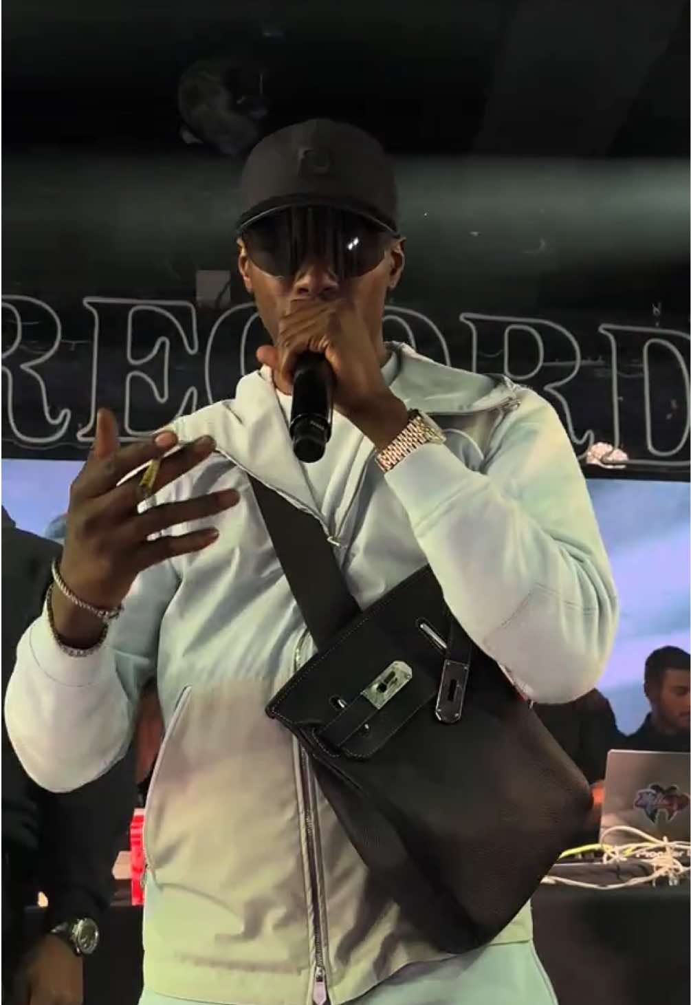 Werenoi - Pétunias 🔱 📍Bridge Club  #rapfr #rapfrancais #showcase #werenoi #petunias #carre #laleague #pyramide @🔱 WE RENOI 🔱⬛️ 