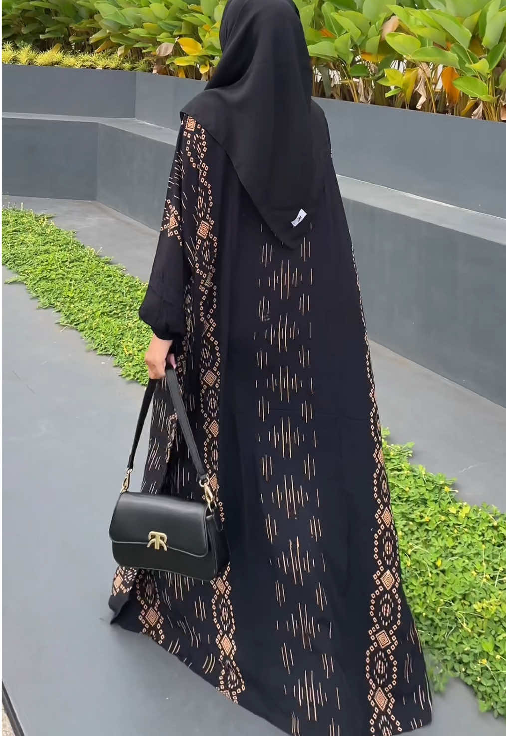 Membalas @س Pencinta abaya kaftan wajib sihh chekout kaftan Lalidi simpleee tapi motifnya superrr mewahh poll 😍🔥#kaftanviral #dasterviral #kaftan 