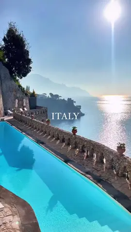 Tag someone you’d take to the Amalfi Coast  #luxuryresort #hotelsandresorts #aroundtoure