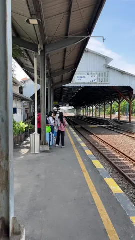 Sembrani masuk tegal #keretaapi #keretaapiindonesia #daop4 #kasembrani#kai #stasiuntegal#mudiklebaran 