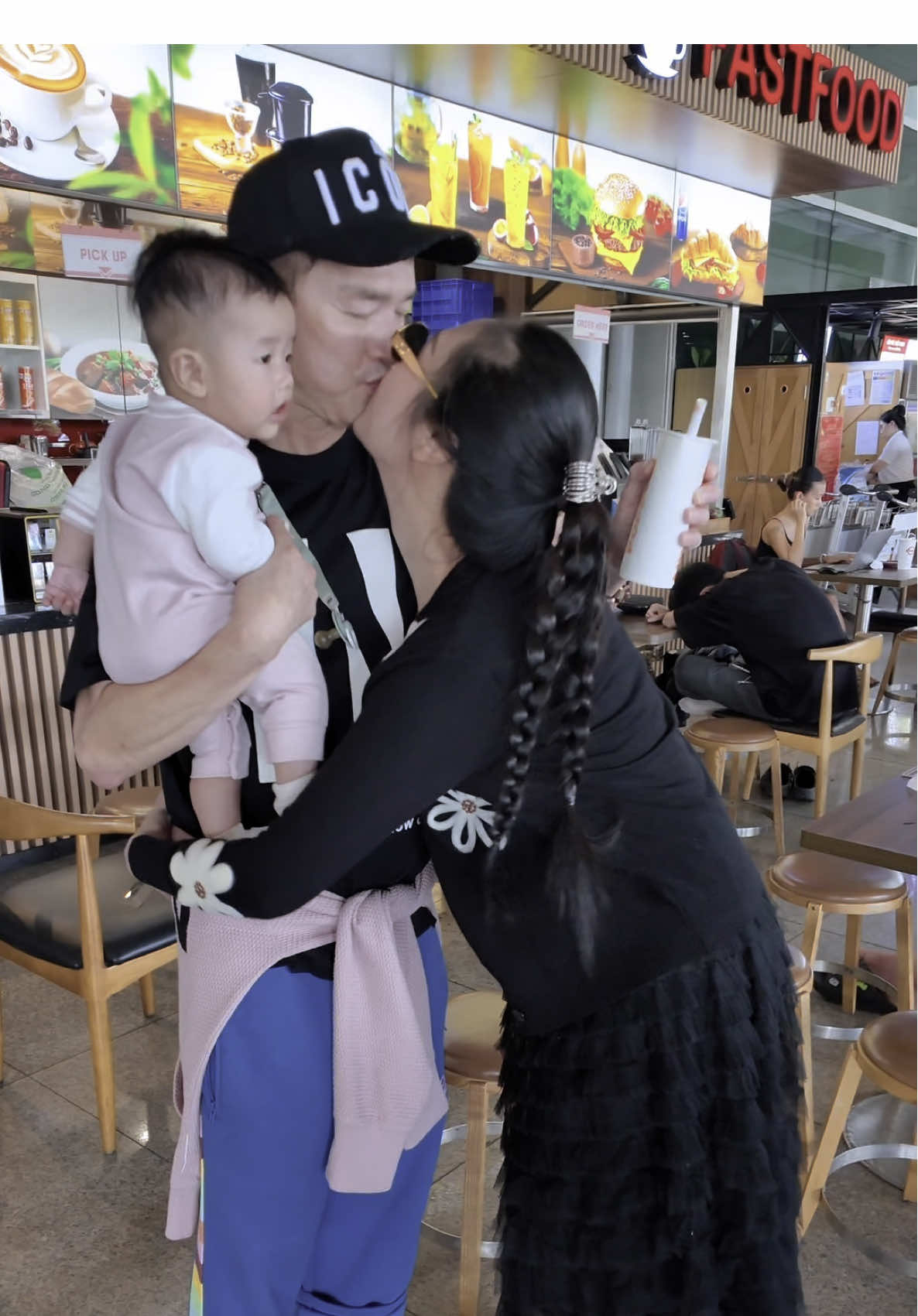 Dustin đi đón ba sau một tháng ba đi Mỹ về @QUANG MINH 💋❤️💋