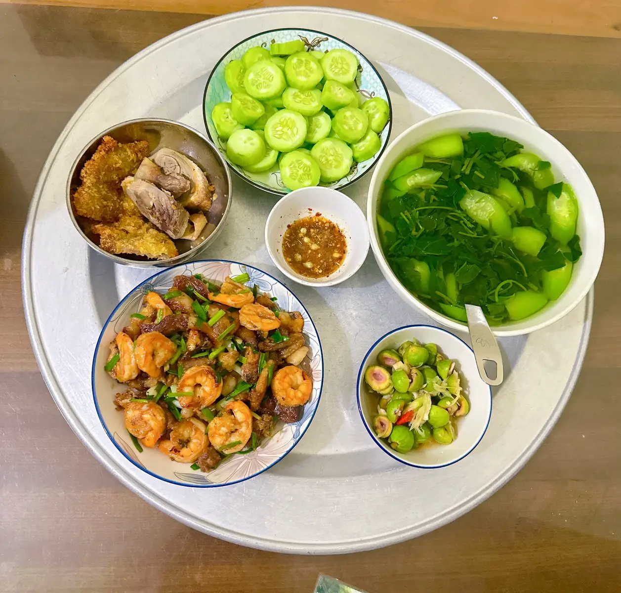 Có ai giống em k? Cứ đến hè là mâm cơm lúc nào cũng phải có bát cà pháo ăn cơm nó mới đưa miệng các bác ạ 🤣 #mamcomgiadinh #nauan #naucungphuong #homnayangi 