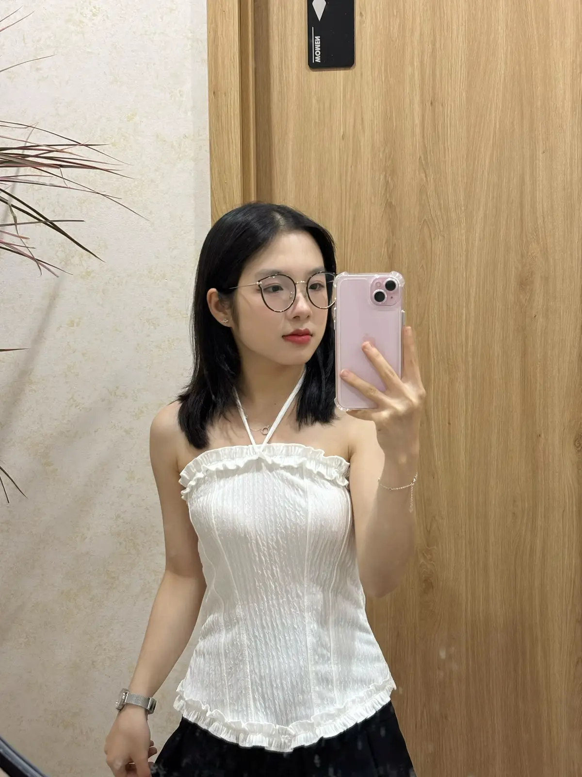 Lại là cổ trước gương nữa