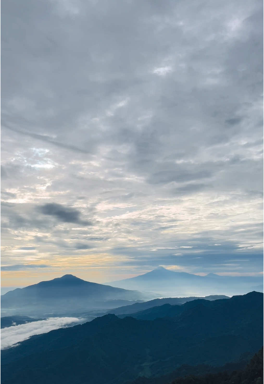 puncak canggah seindah itu ya, dari sini bisa melihat keindahan gunung lainnya -canggah 1685 mdpl- #gunungcanggah1685mdpl  #pemandanganalam  #gunung #fyp 