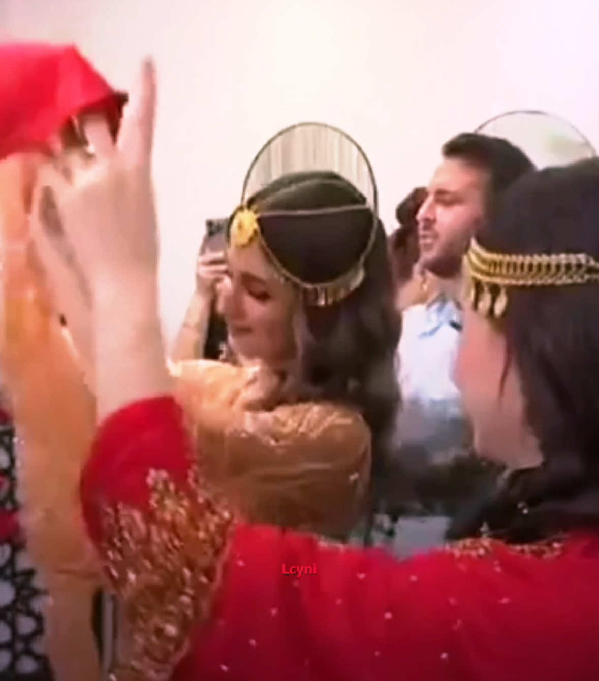 هزة الاكتاف وفاااتي @Sheri #sherinsbeauty #fyp 