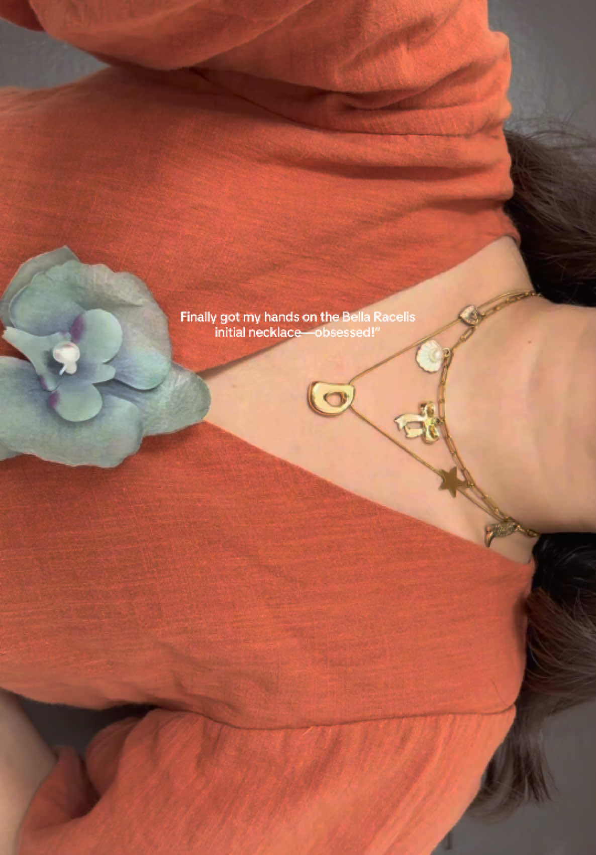 Been eyeing this beauty.. ✨ #necklace #initialnecklace #letternecklace #nontarnishnecklace #chunkynecklace 