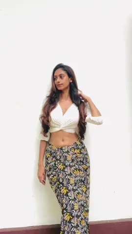 මගේ ආදරේ මදි වුනාද... 🤍 #__dilll__ #foryou #foryoupage #wheneverwherever #sinhalahindunewyear #bodyshape #girls #lungidance 