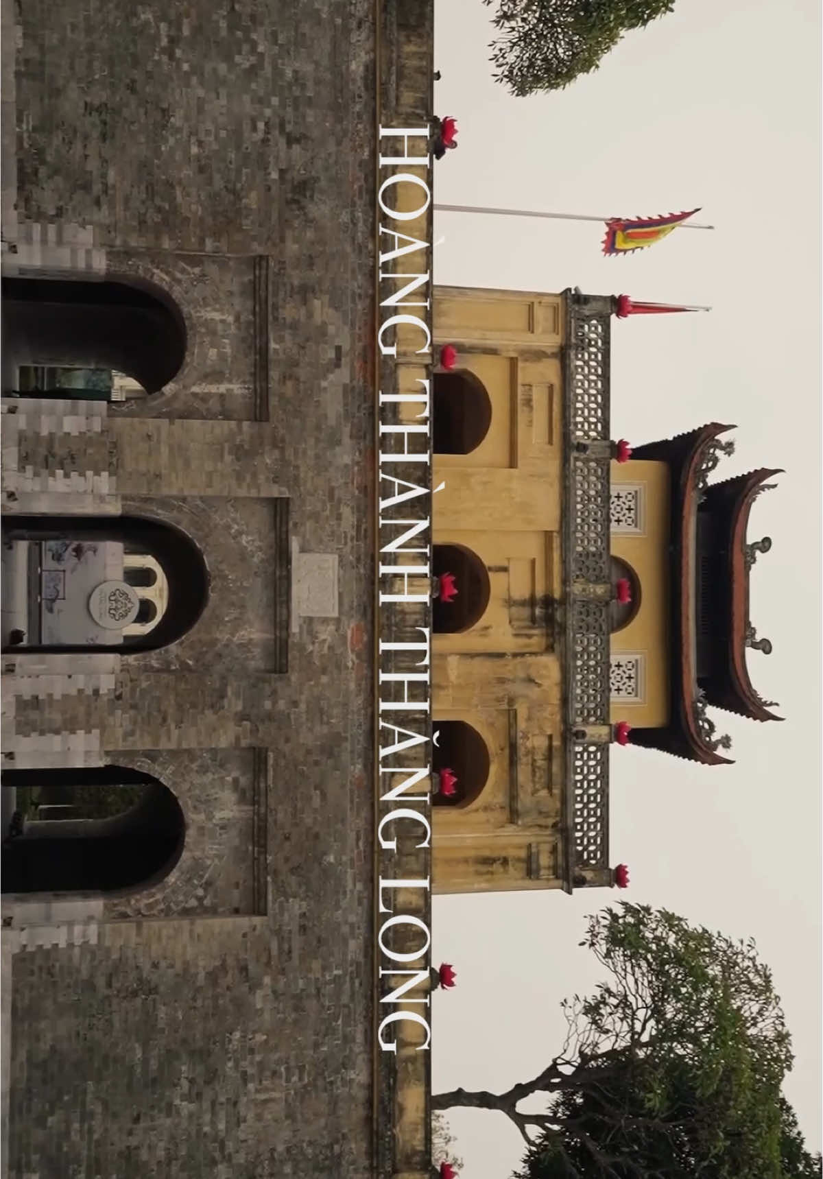Lần đầu “ghé thăm” Hoàng thành Thăng Long qua cảnh quay người khác. Mình chỉ dựng lại, thêm nhạc, chỉnh màu đôi chút… nhưng càng dựng, tim càng lặng. Những di tích ấy không chỉ là đá gạch. Mà là hồn thiêng, là sử xưa thì thầm trong từng thước phim. Mình không sinh ra trong thời ấy… Nhưng như thể đã từng đứng đó, nghe Thăng Long kể chuyện, giữa chiều gió bay. Video mang tính chất chia sẻ, phi lợi nhuận. Nếu có nhu cầu sử dụng lại vui lòng ghi rõ nguồn. 🎬 Credit: 🎥 Footage gốc (S-Log3): Quang Anh (Kejiinn) 🎼 Nhạc nền: “Traditional Vietnamese Music – Ha Long Bay” by Derek & Brandon Fiechter (YouTube) ✂️ Biên tập & chỉnh màu: Đặng Trường Duy (Duygital) #Duygital #videoeditor #HoangThanhThangLong #ThangLong #LichSuVietNam #DiSanVanHoa #VietnamHeritage #VietNamToiYeu #VietnamReels #CinematicVietNam #ChinhMau #VideoEditor #FolkSoul