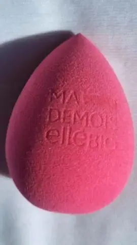 L’éponge maquillage de @mademoiselle_bio est simple mais efficace. 💗 Elle permet d’appliquer le maquillage de manière uniforme et naturelle, sans latex. #mademoisellebio #cosmétiquebio #beautébio #épongemaquillage #bio #maquillagebio #teintparfait #teintnaturel #testeuse #trustbeauty #monvanityideal #testauthentique #collaborationcommercialenonremunérée #produitoffert