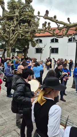 Pelos de punta 😍 Rematamos o paseo guiado na Praza de Galicia de #Arzúa e isto nos atopamos ao chegar 🩵 Festa da Gaita Galega e Cantos de Taberna, e soando a Muiñeira de Lugo! 🥁🎻🪗🎶 Impresionante organización da xornada por parte do Concello de Arzúa e Arzúa Turismo 💚 Grazas por contar con nós!!