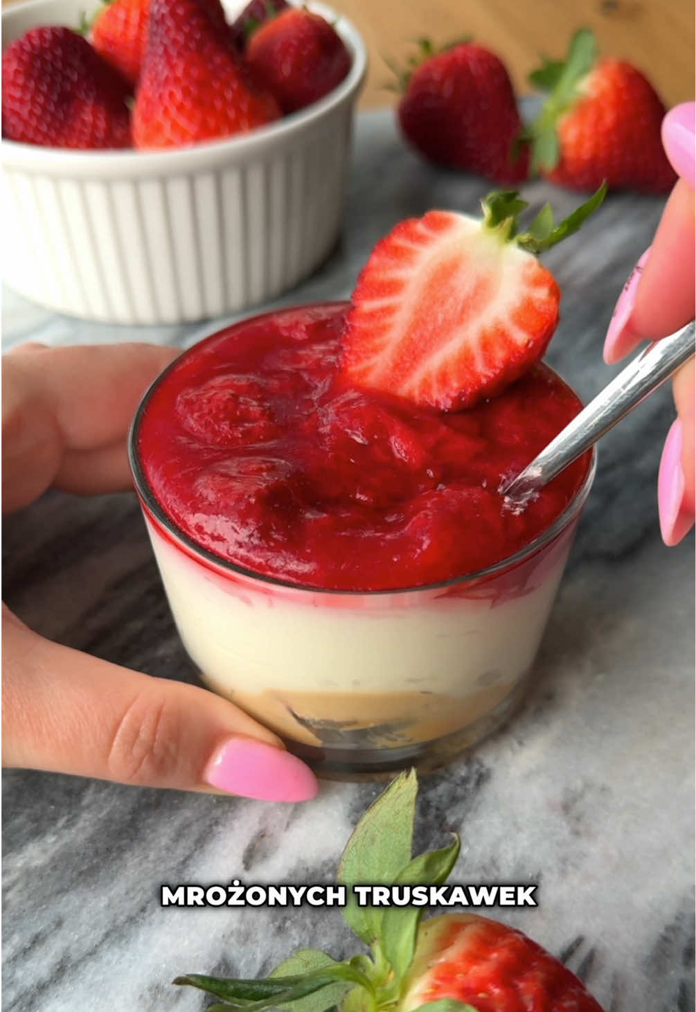 Serniczki bez pieczenia z truskawkami i kajmakiem 🍓 Składniki (8 sztuk): •8 herbatników •400g serka typu cream cheese - np. bieluch, philadelphia •400g serka waniliowego •100g białej czekolady •150g kajmaku  Oraz: •450g mrożonych truskawek •2 łyżki ksylitolu (lub więcej jeśli lubimy słodsze, najlepiej spróbować) •2 płaskie łyżeczki mąki ziemniaczanej wymieszanej z odrobiną wody  1️⃣ Herbatniki kruszmy i wsypujemy na spód słoiczków. 2️⃣ Kajmak podgrzewamy i wlewamy łyżką na herbatniki. 3️⃣ Czekoladę rozpuszczamy w kąpieli wodnej lub mikrofalówce. Studzimy. 4️⃣ Serki mieszamy z rozpuszczoną czekoladą, przekładamy do słoiczków i wkładamy do lodówki. 5️⃣ Truskawki podgrzewamy z ksylitolem, dodajemy sok z cytryny i mąkę ziemniaczaną wymieszaną z wodą, podgrzewamy do zgęstnienia. 6️⃣ Ozdabiamy deserki truskawkami. ❗️1 deser: 392 kcal B:8,4g T:23g W:39,6g #serniczki #truskawki #strawberry #furajedzenia 